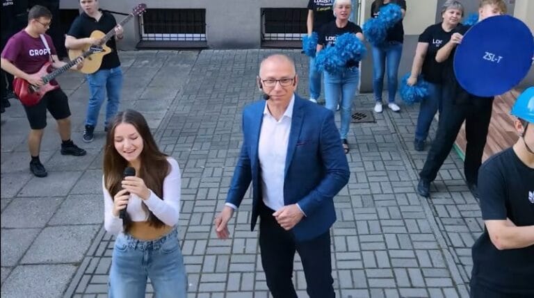 Kluczborska Szkoła Średnia Bije Rekordy na YouTube: Teledysk z Dyrektorem na Czele Obejrzało Ponad Milion Internautów