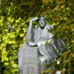 jesień we Wrocławiu,jesienna zaduma,Wrocław parki,refleksja jesienią,opadające liście,pomnik Juliusza Słowackiego,wrocławskie alejki,spacer jesienią,przemijanie,jesień w mieście,kontemplacja,złote liście,wrocławskie pomniki,spokój jesieni,wrocławskie parki jesienią