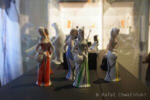 Wielka Czwórka,ceramika PRL,wystawa ceramiki,Muzeum Narodowe Wrocław,sztuka użytkowa,Tomasz Dziewicki,mała rzeźba ceramiczna,ceramika kameralna,sztuka PRL,kolekcja ceramiki,polska ceramika,sztuka współczesna PRL,rzeźba PRL