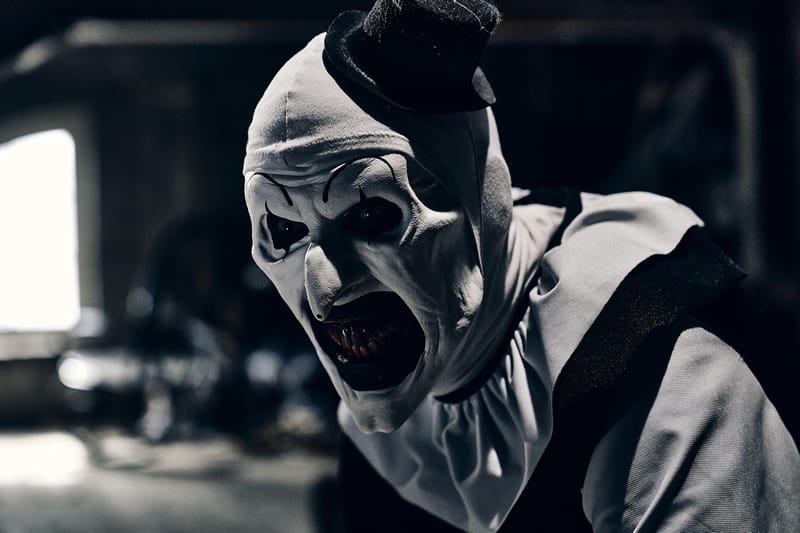 Terrifier 3,Damien Leone,horror,slasher,Art The Clown,box office,brutalność,gore,przemoc,polska premiera,recenzje,krytycy,widzowie,sukces finansowy,Rotten Tomatoes,splatter,camp,seria horrorów,kino,Monolith Films