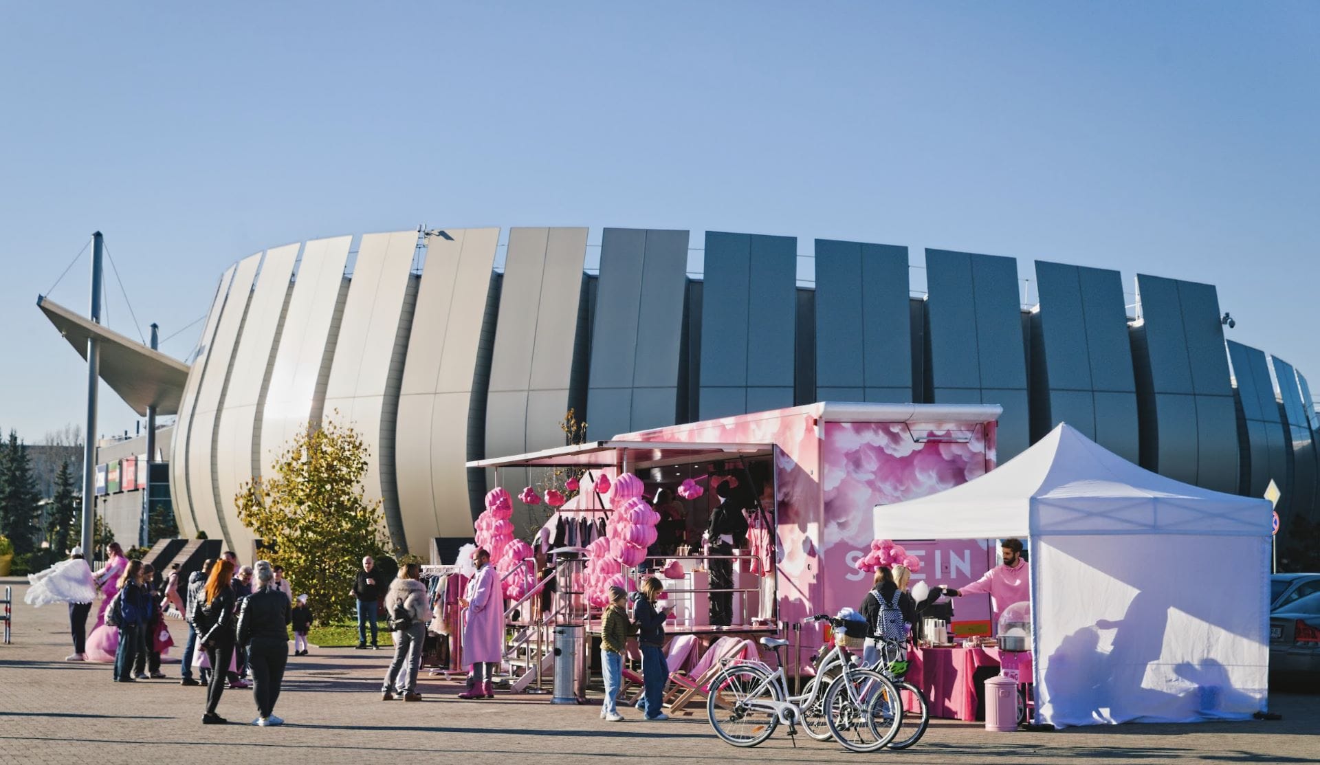 SHEIN,Cloud Car,moda,mobilny showroom,Polska,Gen Z,akcesoria,kosmetyki,SHEGLAM,Warszawa,Kraków,Katowice,Dolny Śląsk
