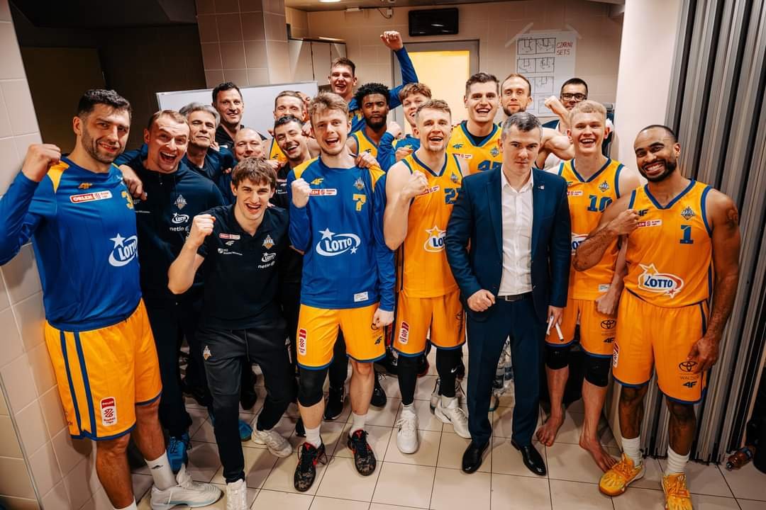 Arka Gdynia,Orlen Basket Liga,koszykówka,Nikola Vasilev,Stefan Djordjević,przełamanie,zwycięstwo,Czarni Słupsk,Polsat Plus Arena Gdynia,akcja charytatywna,schronisko Ciapkowo