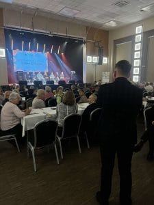 międzypokoleniowe spotkanie,Żmigród,edukacja międzypokoleniowa,seniorzy,młodzież,powiat trzebnicki,współpraca pokoleń,marginalizacja seniorów,integracja społeczna,budżet województwa dolnośląskiego,lokalne wydarzenia,rady seniorów,debata społeczna,wydatki publiczne,organizacja wydarzeń