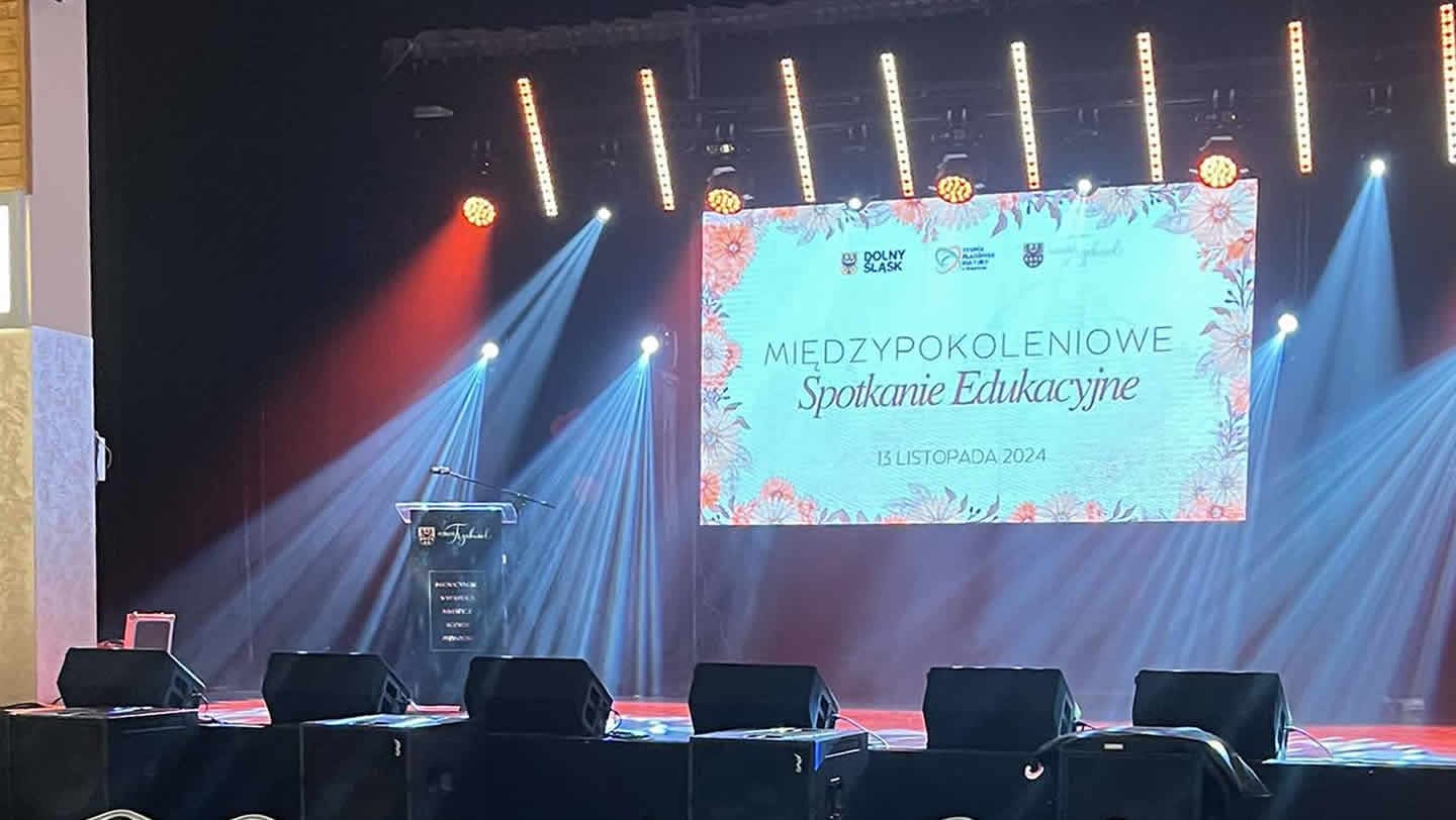 międzypokoleniowe spotkanie,Żmigród,edukacja międzypokoleniowa,seniorzy,młodzież,powiat trzebnicki,współpraca pokoleń,marginalizacja seniorów,integracja społeczna,budżet województwa dolnośląskiego,lokalne wydarzenia,rady seniorów,debata społeczna,wydatki publiczne,organizacja wydarzeń