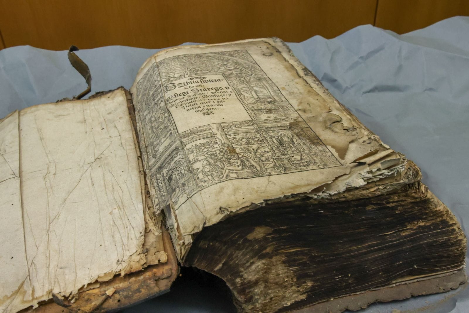 Biblia Brzeska,Opole,starodruki,XVI wiek,Archiwum Państwowe,Mikołaj Radziwiłł Czarny,konserwacja zabytków,historia,odkrycie,Górny Śląsk,zabytki kultury,czerpany papier,polski przekład Biblii,protestantyzm
