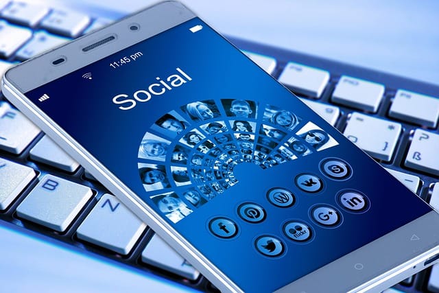 facebook i wymuszone obserwacje