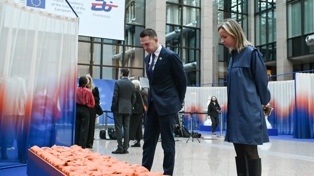 praca we are the weather zachęca do refleksji nad wzajemną zależnością, solidarnością i współpracą kancelaria prezesa rady ministra
