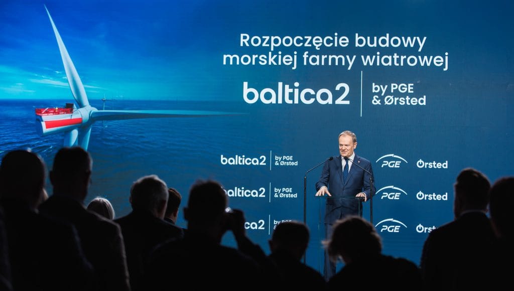 premier donald tusk podczas inauguracji budowy morskiej farmy wiatrowej baltica 2