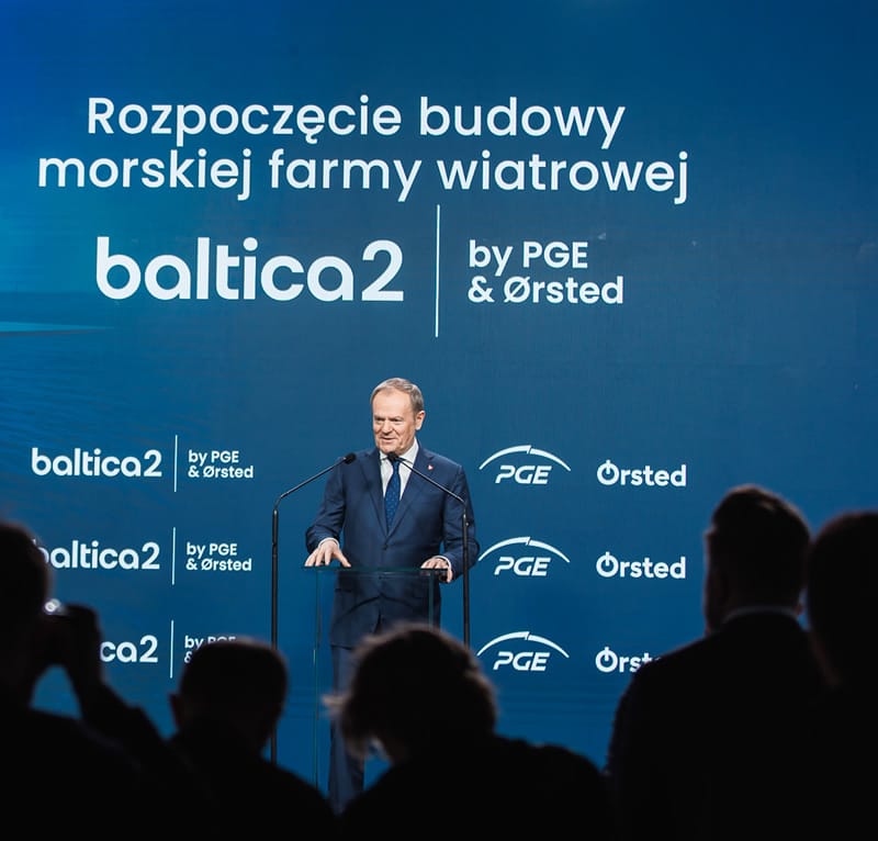 premier donald tusk podczas inauguracji budowy morskiej farmy wiatrowej baltica 2 baner
