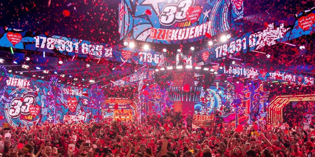 szczęśliwy jurek owsiak podczas 33. finału woŚp