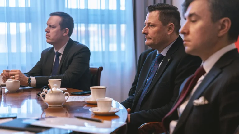 UE odpowiada na cła USA: Solidarność państw członkowskich i możliwe środki odwetowe