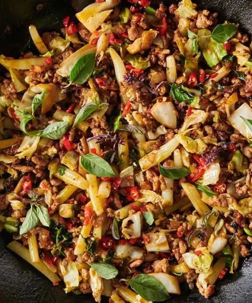 Tajski stir-fry z mieloną wieprzowiną, kapustą i chili – szybki i aromatyczny posiłek