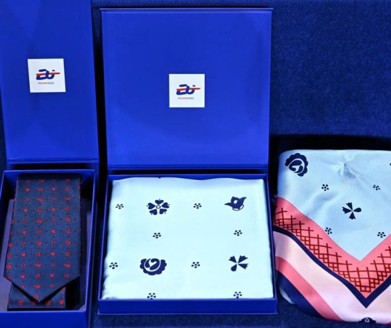Krawaty, apaszki i perfumy – wyjątkowe upominki polskiej prezydencji w Radzie UE