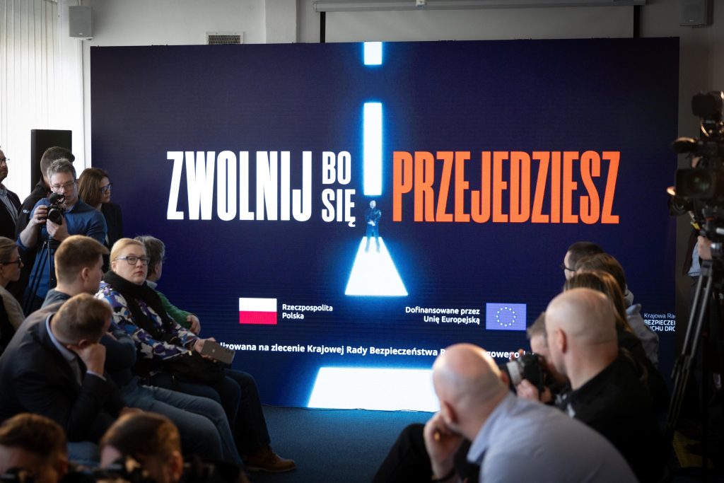 zwolnij bo się przejedziesz baner