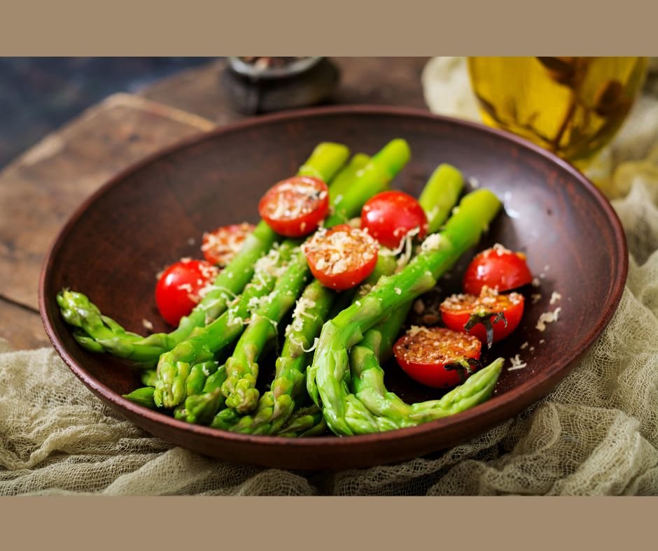 majowe szparagi na stole