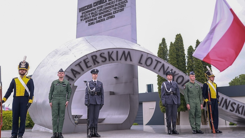 Szkoła orląt świętuje 100 pomnik