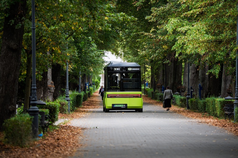autonomiczny bus, cmentarz grabiszynski, 20250923 (08224)