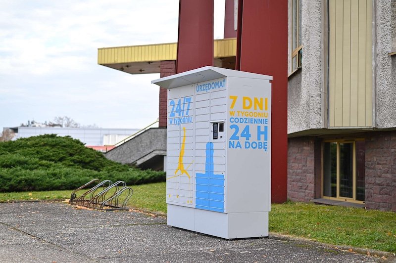 Urzędomat przy USC w Częstochowie – automat do odbioru dokumentów urzędowych, widok z zewnątrz, ulica Focha