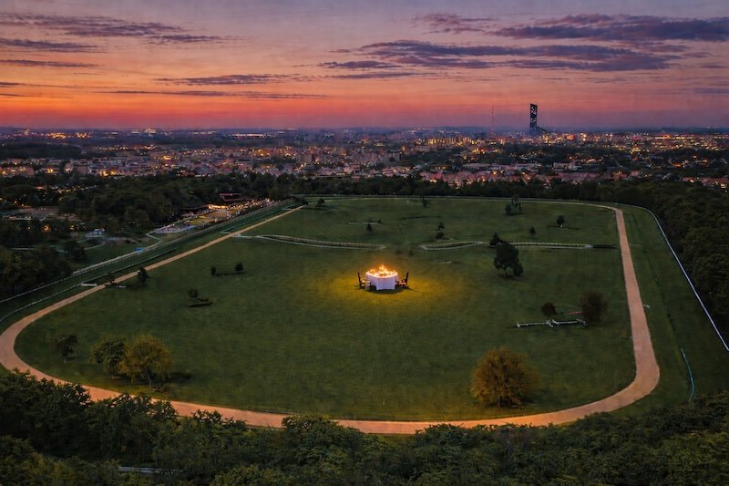 kolacja przy świecach na samym środku toru