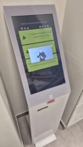 kolejkomat z tłumaczem polskiego języka migowego mały