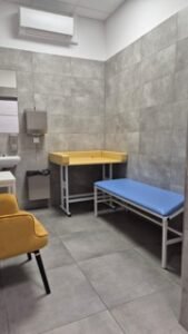 pokój z przewijakiem dla dzieci i dorosłych mały