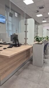 stanowisko dla klientów z obniżoną ladą mały