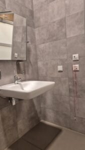 system przywoławczy stosowany w toaletach dla osób z niepełnosparnościami, długa bateria, ruchome lustro mały