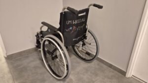 wózek do wsparcia osób mających problemy z poruszaniem się mały
