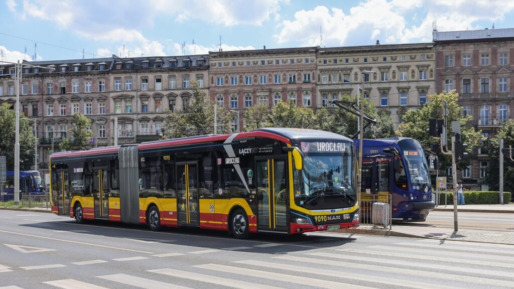Pierwszy przegubowy elektryk na liniach aglomeracyjnych. MAN Lion’s City 18 E rusza pod Wrocławiem